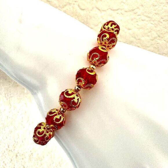 Red Crystal and gold tone beaded hamsa charm bracelet - Picture 3 of 6